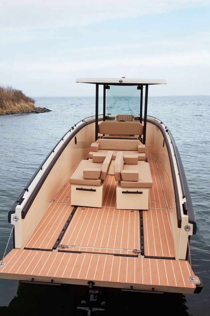 The DC25 has a single-level deck with numerous seating options.