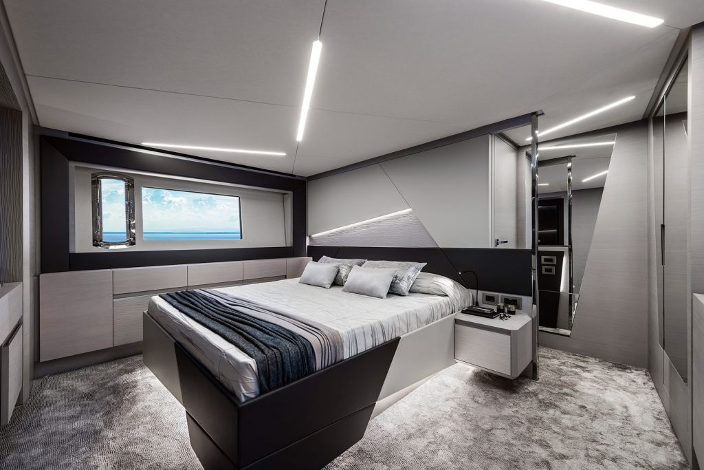 Pershing 7X master cabin suite