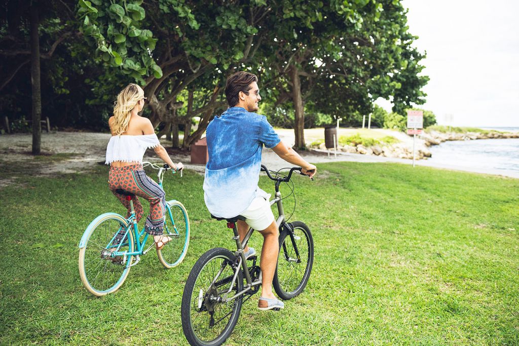 Couple exploring Palm Beaches by bicycle