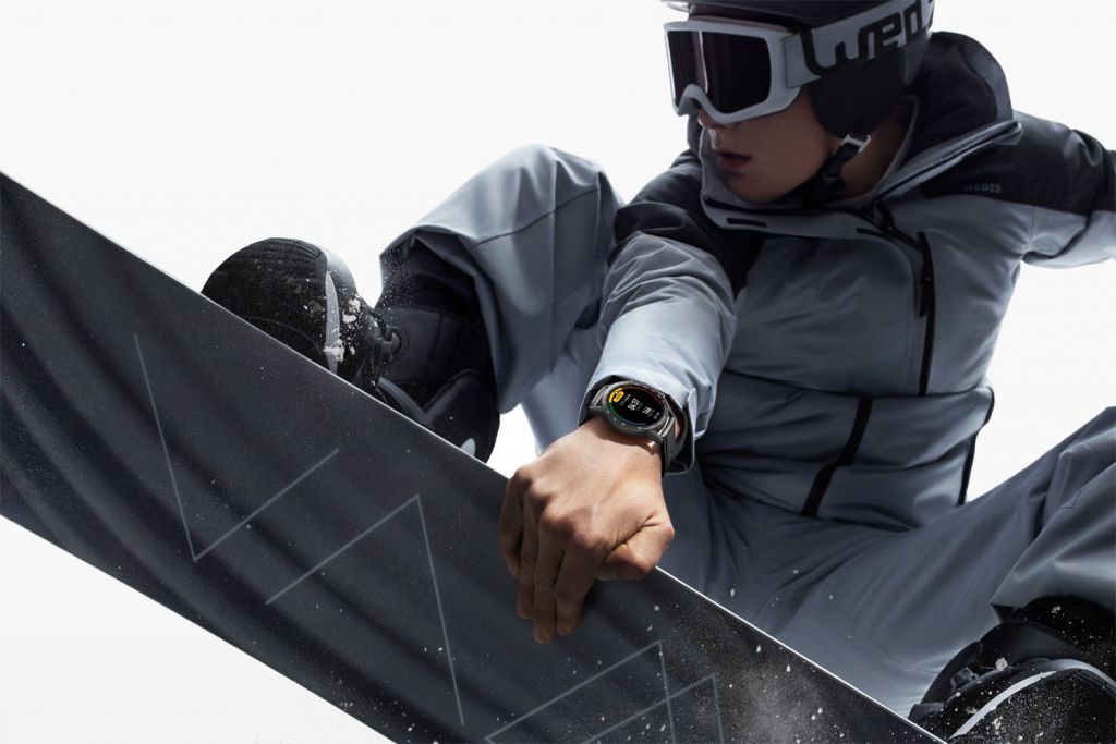 Snowboarding with the HONOR MagicWatch 2