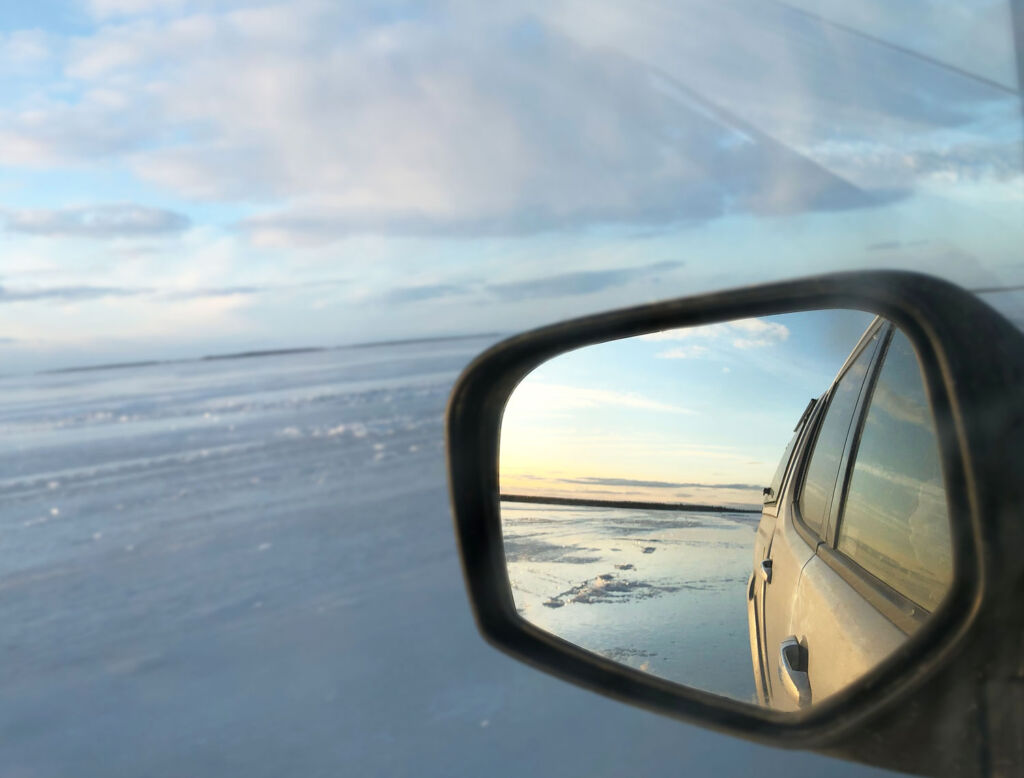 Driving over the ice road to the island of Hindersön
