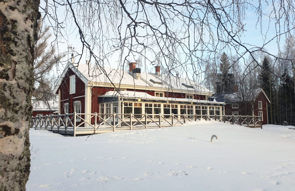Exterior of Jopikgården lodge on the island of Hindersön