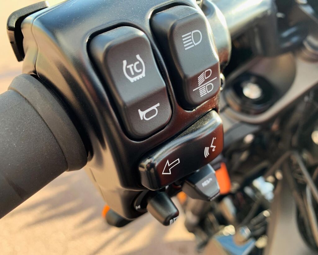 The controls on the handlebar gives you access to a mountain of tech