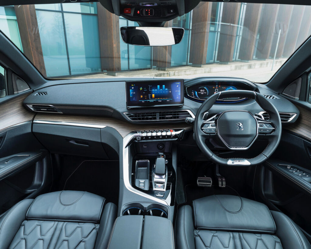 A view of the cockpit and dashboard inside the 3008 Hybrid