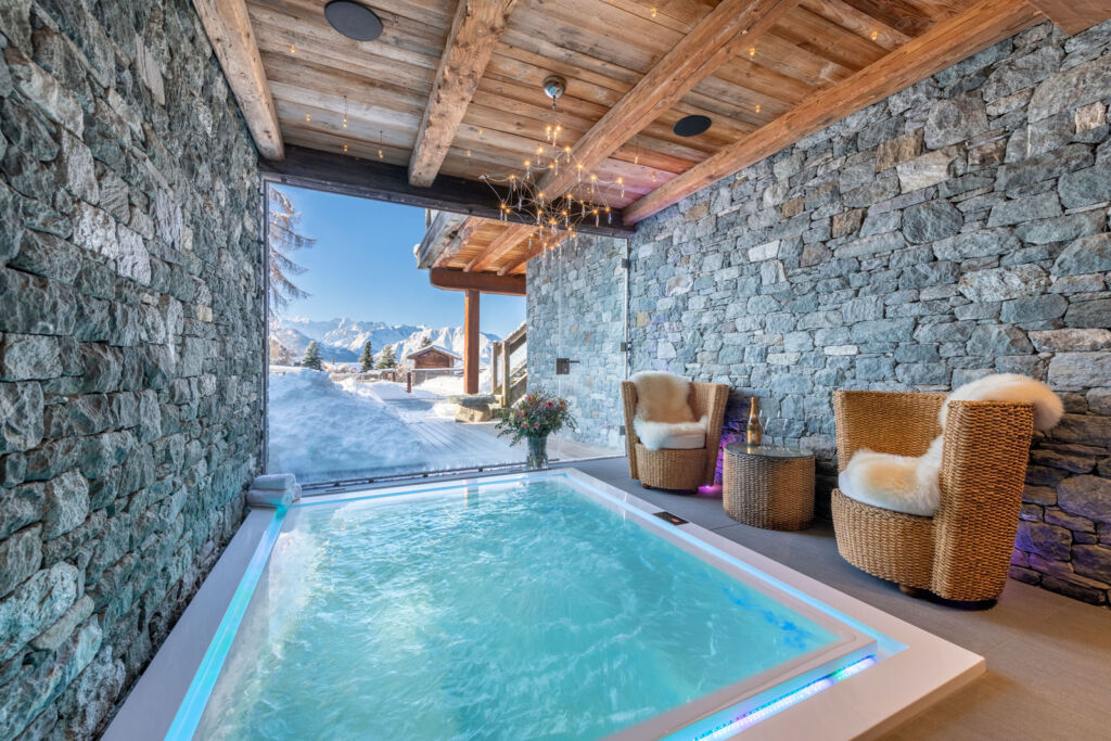 A large hot tub in a luxury chalet in Marmottier Verbier