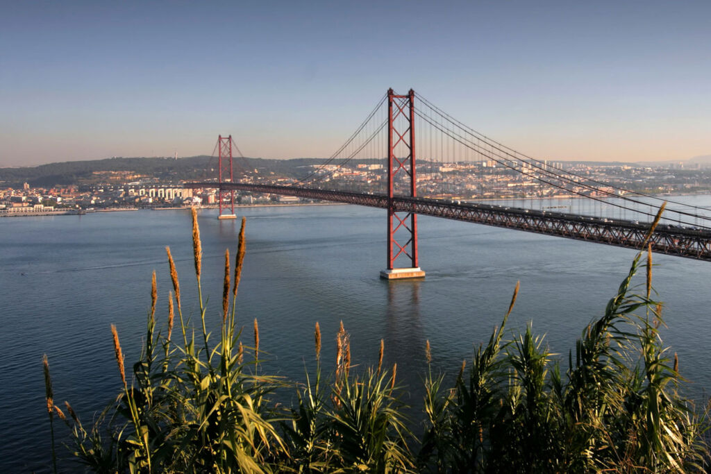 A view of the Ponte 25 de Abril bridge