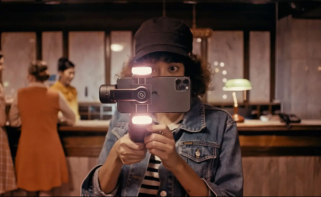 A young woman using the Smooth 5 gimbal with fill lights on