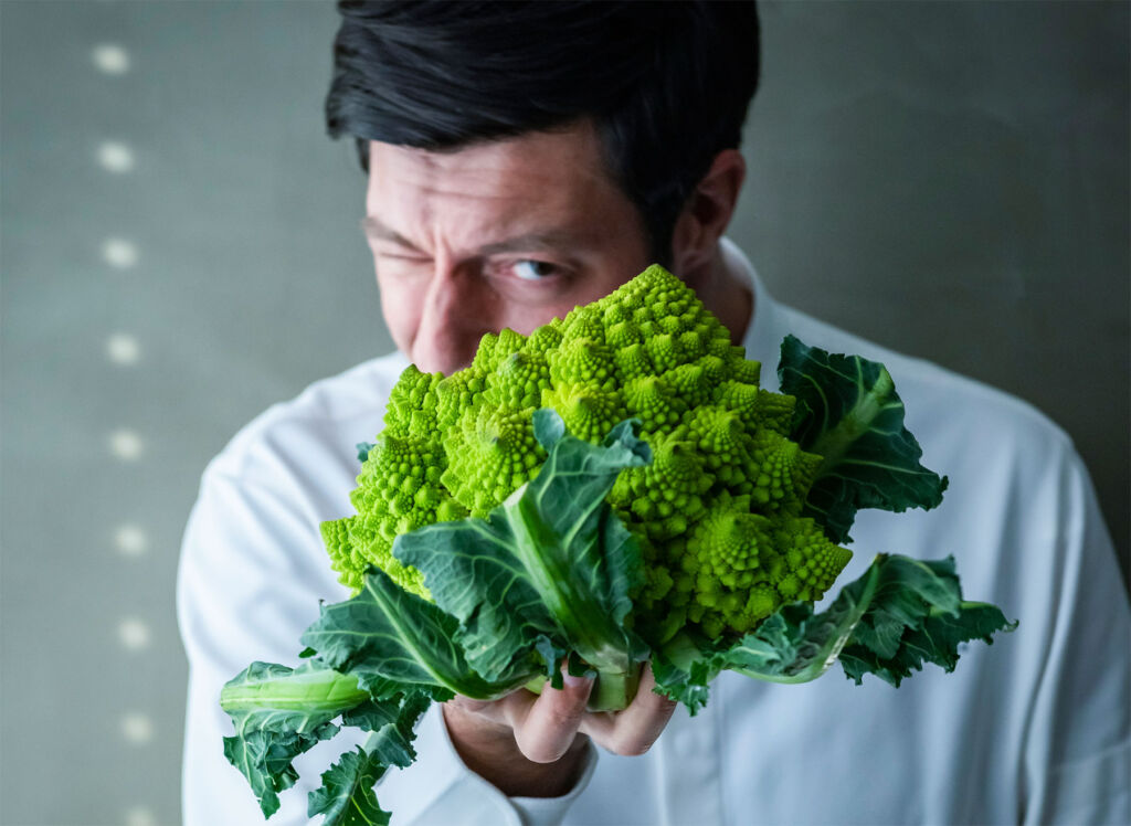 Chef Antimo Maria Merone holding a cauliflower for the "Friends of Sustainability" Series