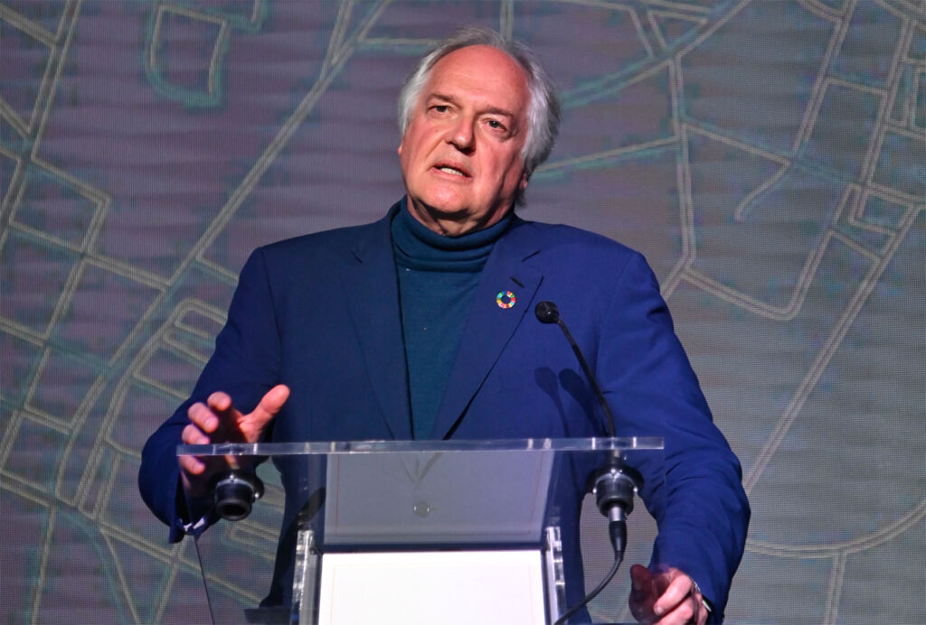 Paul Polman saying "Firms Failing to Tackle Climate Change Heading to 'Graveyard of Dinosaurs'"