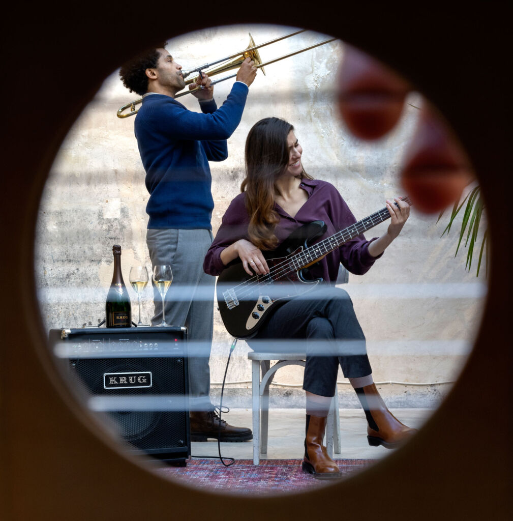Musicians playing music to the Champagne