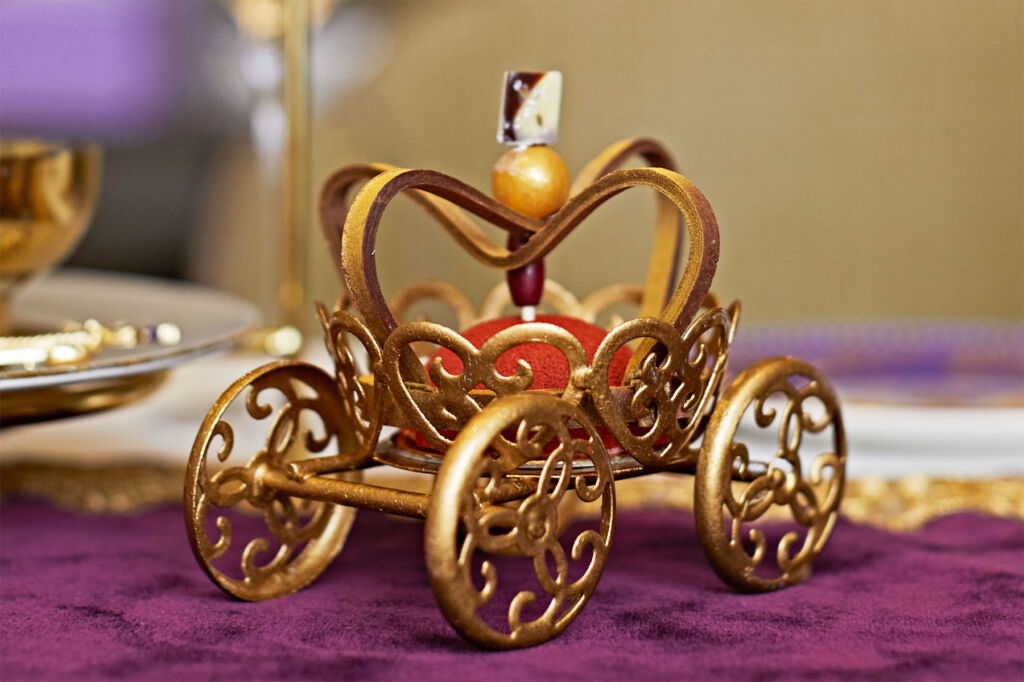 The edible crown shaped gold carriage