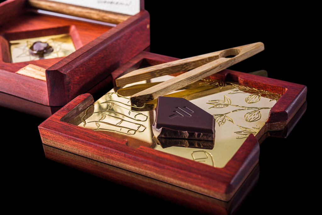 To'ak - Fundacion Guayasamin - Masters Series 09 in its wooden case with tongs