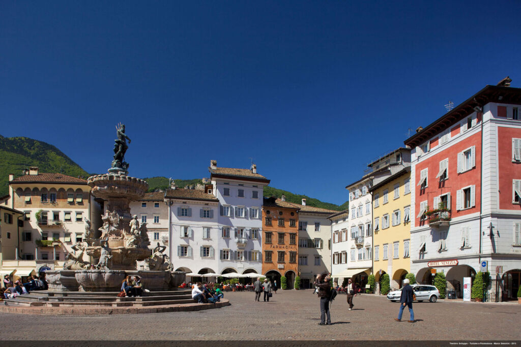 View of the fountain in Piazza del Duomo