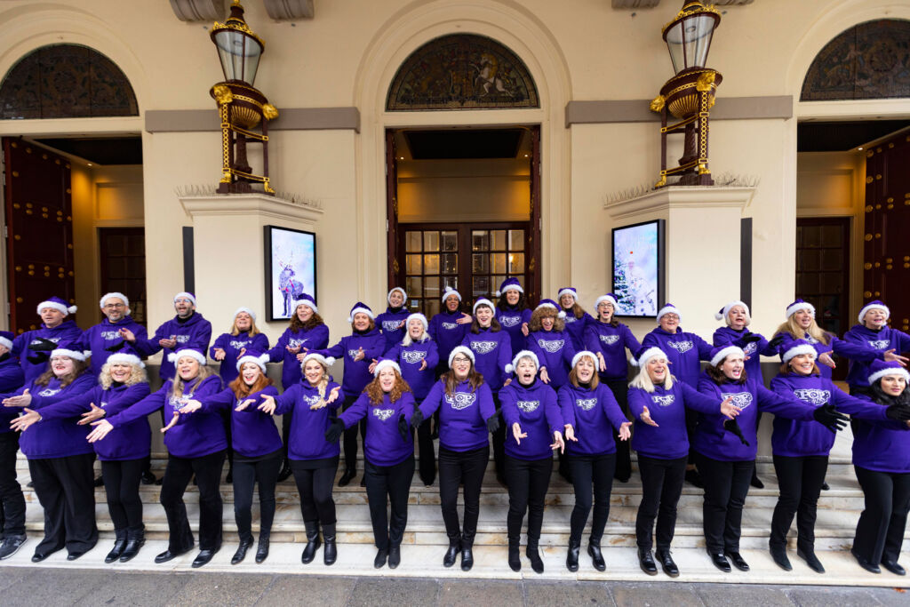 The Popchoir singing on the theatres steps