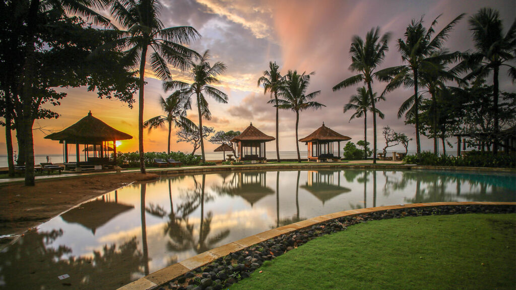 A spectacular sunrise at the resorts Lagoon Pool