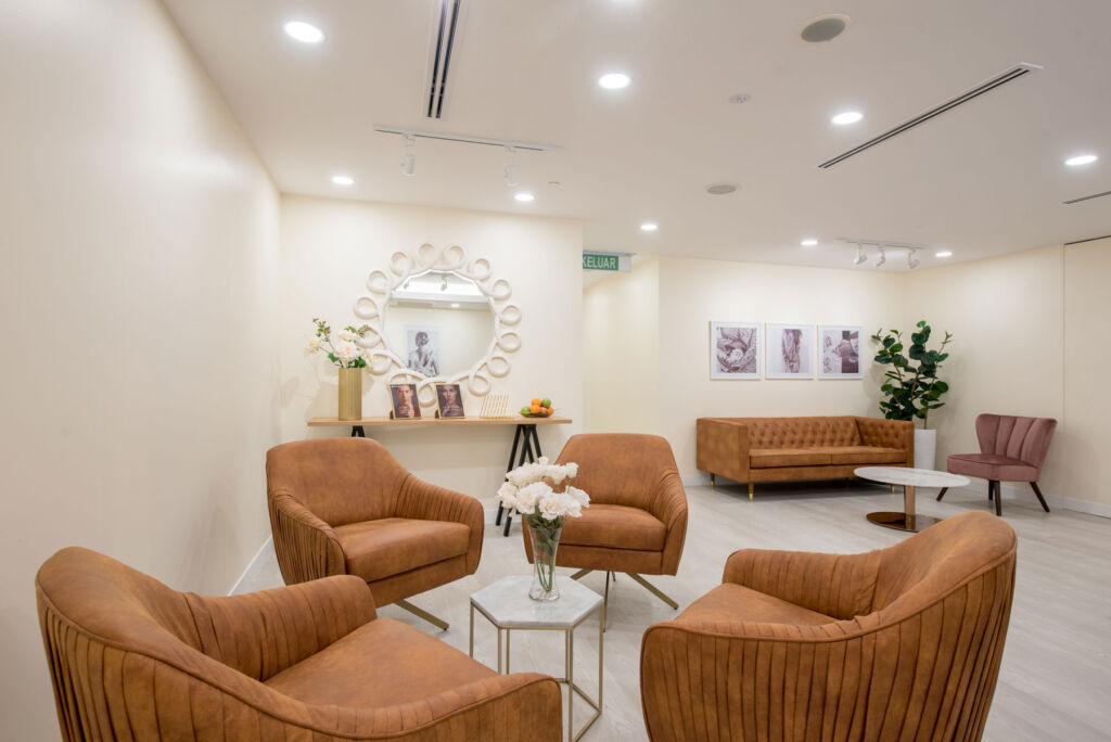 The spacious lounge in side the beauty clinic