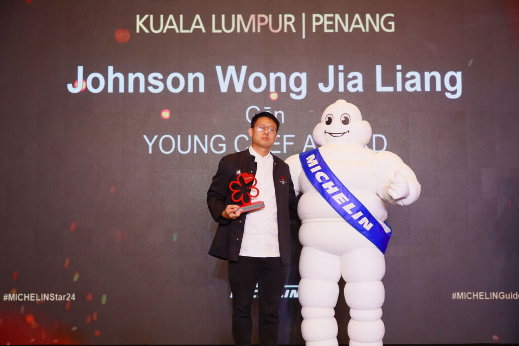 Johnson Wong Jia Liang from Gēn holding his award