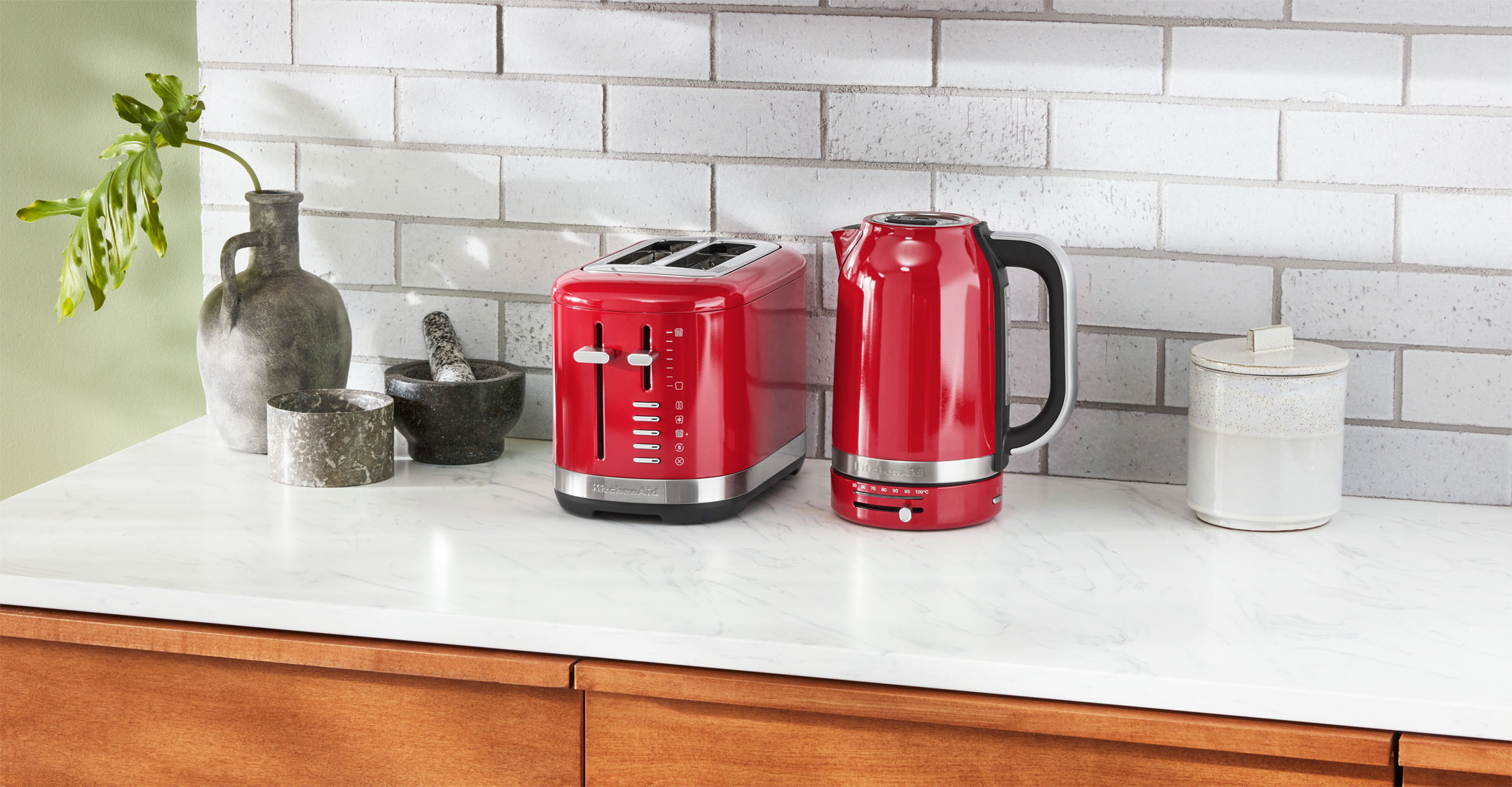 https://www.luxuriousmagazine.com/wp-content/uploads/2023/11/KitchenAids-New-1.7L-Kettle-2-slice-Toaster-in-red.jpg