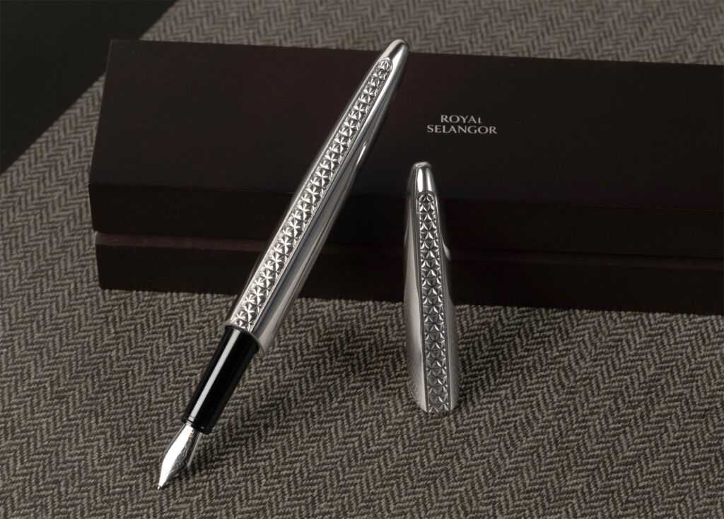 One of the pens from the Solus collection next to its box