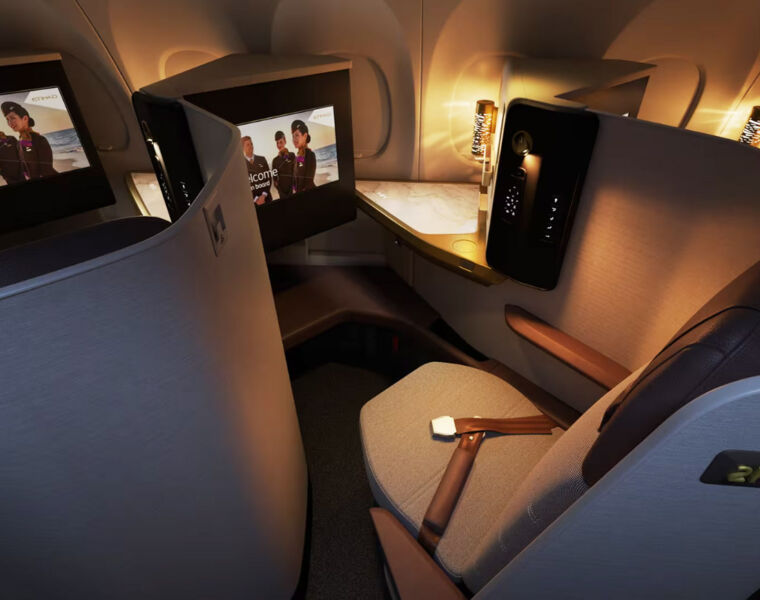 Etihad Airways Celebrates 300 Scheduled Daily Passenger Flights Milestone 6