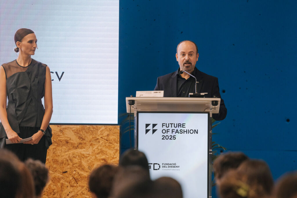 The Future of Fashion 2025: A New Era of Sustainability and Innovation 11 Xavi Calvo talking to the attendees