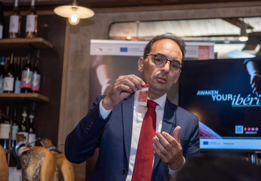 Omar Allibhoy Brings the Soul of Ibérico Ham to British Tables 13 Jesus Perez Aguilar talking to those in attendance