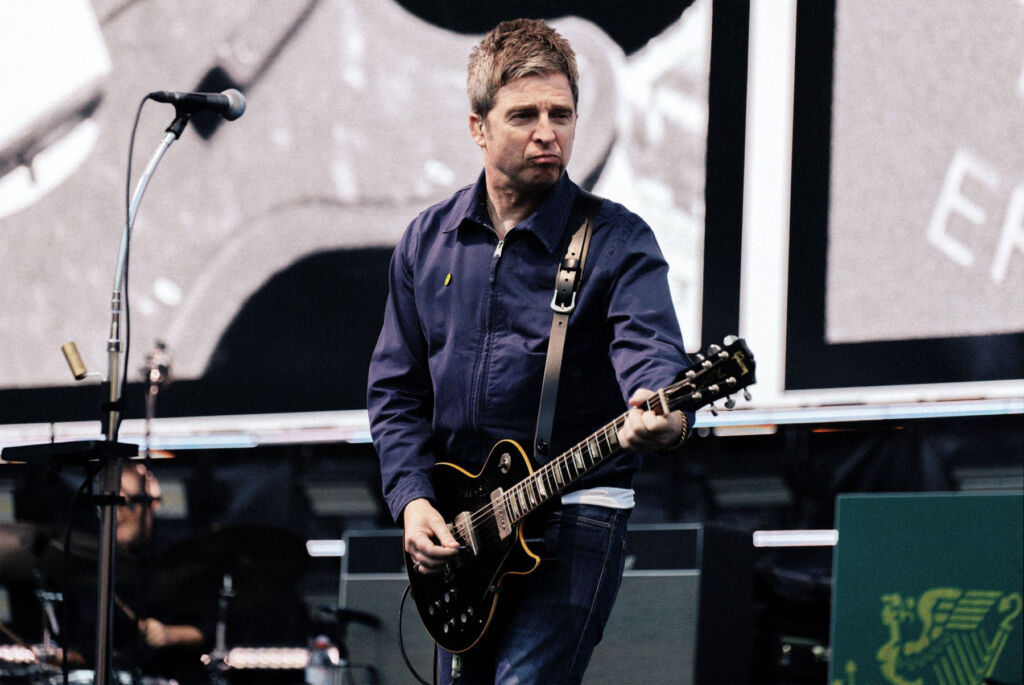Noel playing his Gibson on stage at the reunion tour