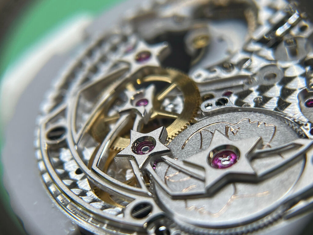 A Celestial Masterpiece: The Christiaan van der Klaauw Planetarium ‘Julie’ 11 A closeup of the movement that powers the timepiece