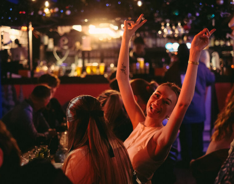 A Snow-Kissed Escape: Experience the Magic of the Apres Bar at London Bridge 1 An excited young woman enjoying the happy atmosphere
