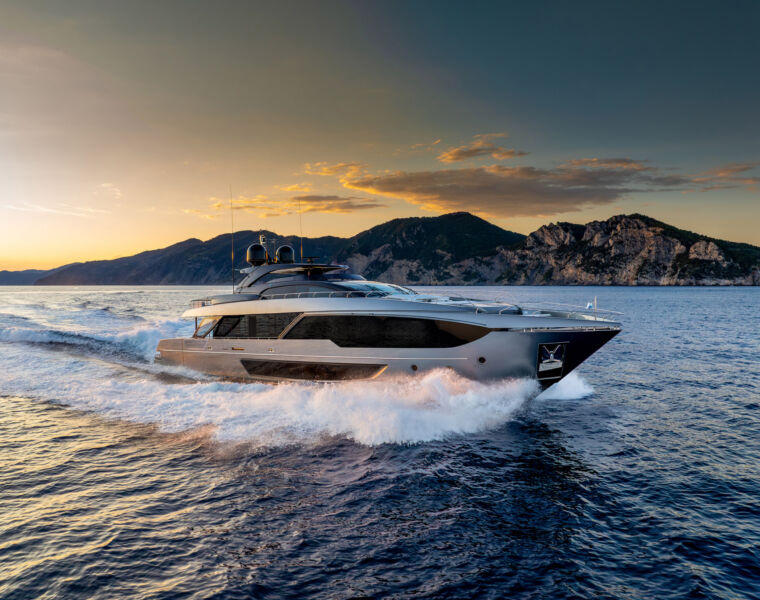 Riva 112’ Dolcevita Super: Redefining the Art of the Dolce Vita at Sea 10 A side view of the boat running at speed